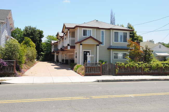 1321 D St in Hayward, CA - Foto de edificio - Building Photo