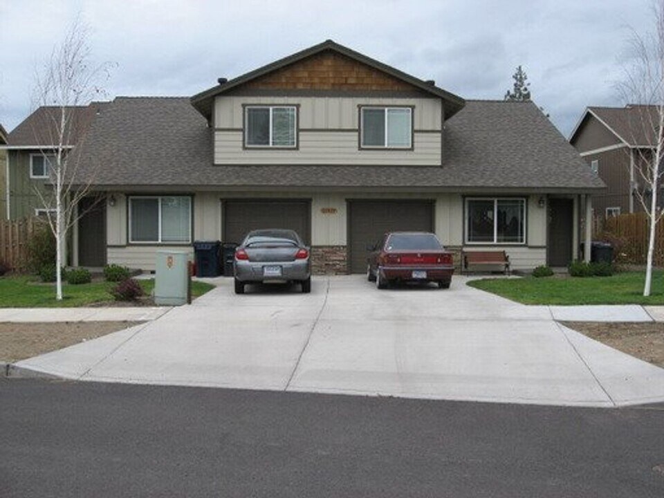 21034 Damascus Ln in Bend, OR - Foto de edificio