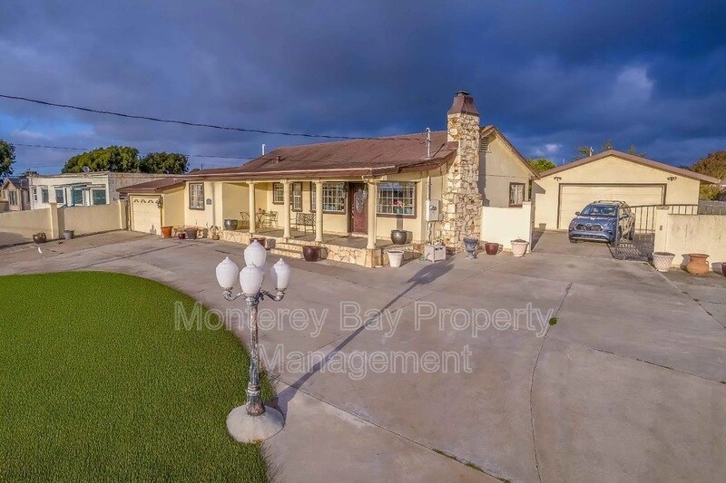 1976 Grandview St in Seaside, CA - Building Photo