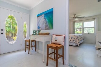 8302 Midnight Pass Rd in Sarasota, FL - Foto de edificio - Building Photo