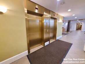 101 Monmouth St, Unit 920 in Brookline, MA - Foto de edificio - Building Photo