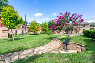 Estancia Hills in Dallas, TX - Foto de edificio - Building Photo