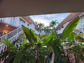 7840 Harding Ave, Unit 2 in Miami, FL - Foto de edificio - Building Photo