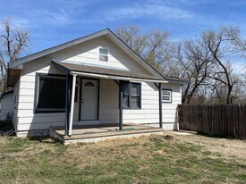 2206 W Nickerson Blvd in Hutchinson, KS - Building Photo