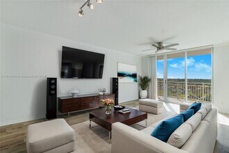 2665 SW 37th Ave, Unit 908 in Miami, FL - Foto de edificio - Building Photo