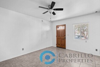 2110 Bacon St in San Diego, CA - Building Photo - Building Photo