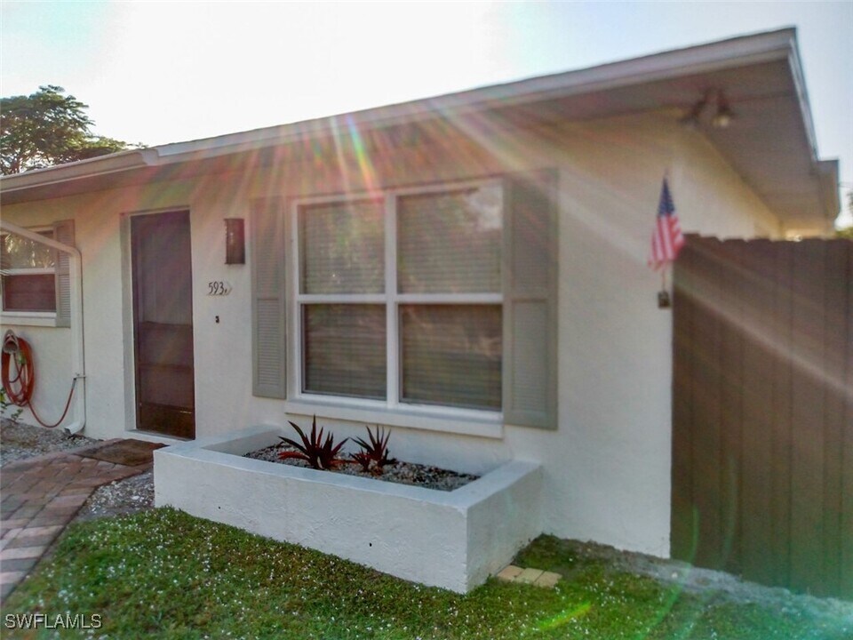 593 92nd Ave N in Naples, FL - Building Photo