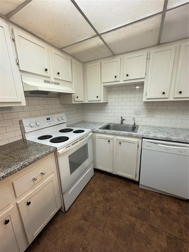 property at 4160 Inverrary Dr