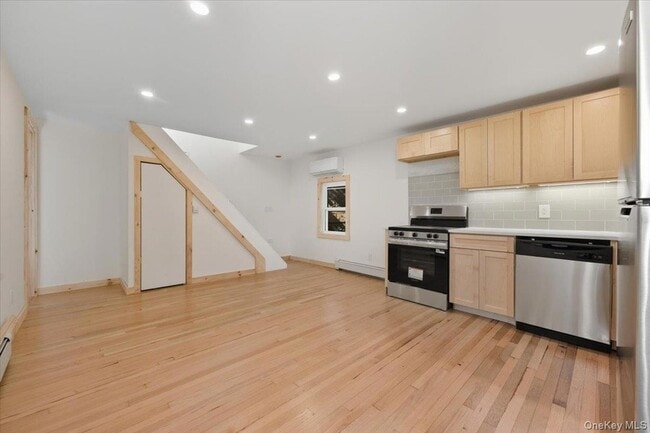 132 A Raymond St in Rockville Centre, NY - Building Photo - Building Photo