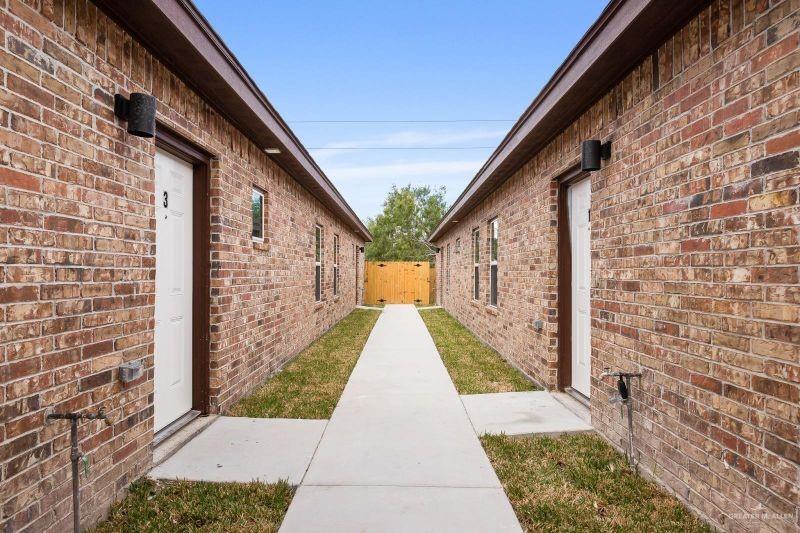 3706 Paola St-Unit -2 in Edinburg, TX - Foto de edificio