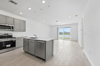 3765 Harborside Ave in Fort Pierce, FL - Foto de edificio - Building Photo