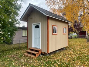 4502 Klondike Court in Anchorage, AK - Foto de edificio - Building Photo
