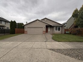 13825 SE 139th Ave in Clackamas, OR - Building Photo