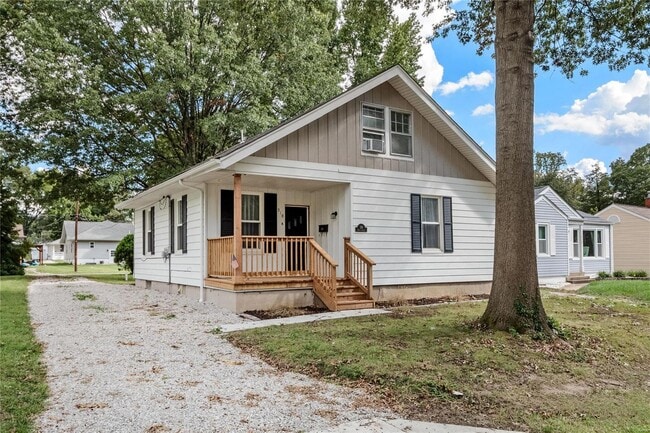 property at 318 N Cedar St