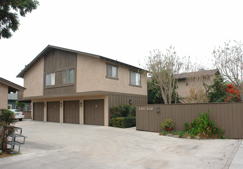 244-256 S Olive St in Orange, CA - Building Photo