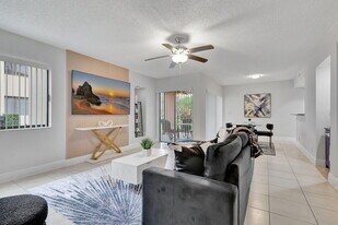 12641 Westhampton Cir in Wellington, FL - Building Photo