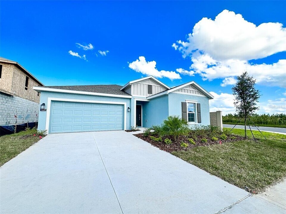 1529 Cumberland Ave in Davenport, FL - Building Photo