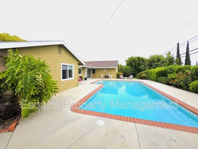 68 E Gainsborough Rd in Thousand Oaks, CA - Building Photo - Building Photo