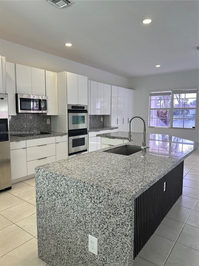11388 NW 68th St in Doral, FL - Building Photo - Building Photo