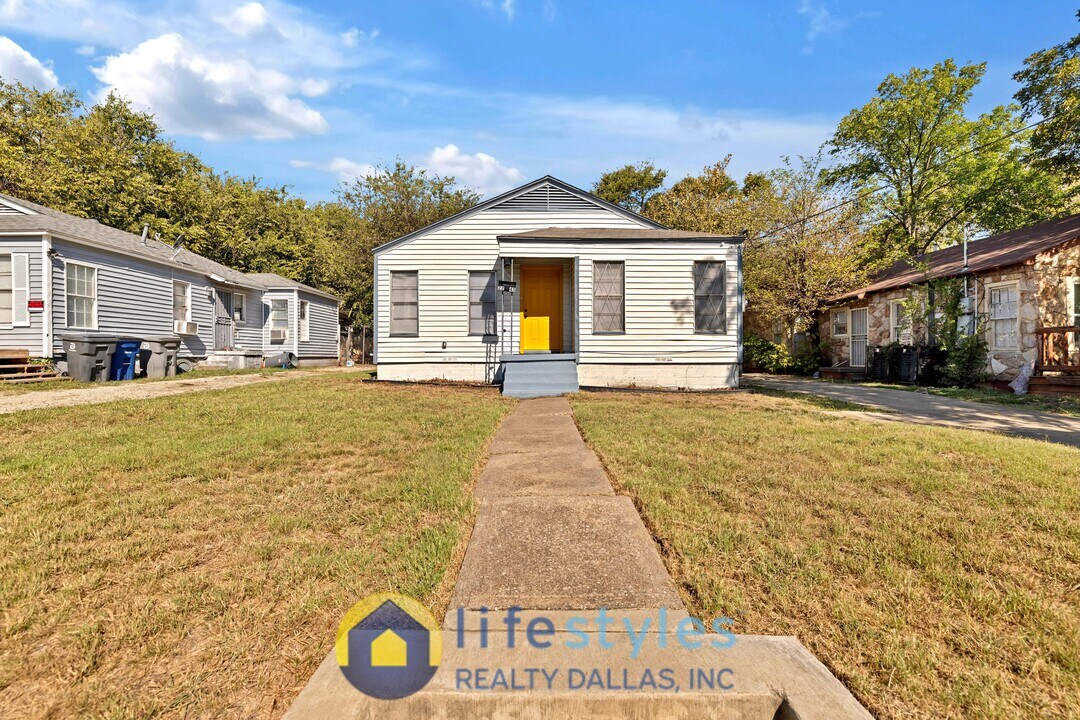 2245 E Overton Rd in Dallas, TX - Foto de edificio