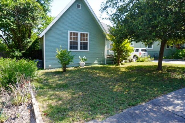 419 W Lullwood Ave in San Antonio, TX - Building Photo - Building Photo