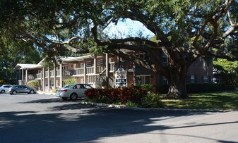 Century Oaks in Largo, FL - Building Photo