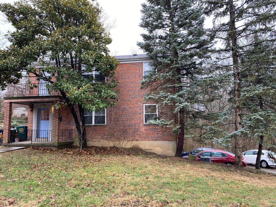 533 Riddle Crest Ln in Cincinnati, OH - Building Photo