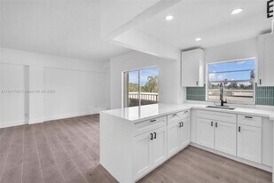 1960 Marseille Dr in Miami Beach, FL - Building Photo