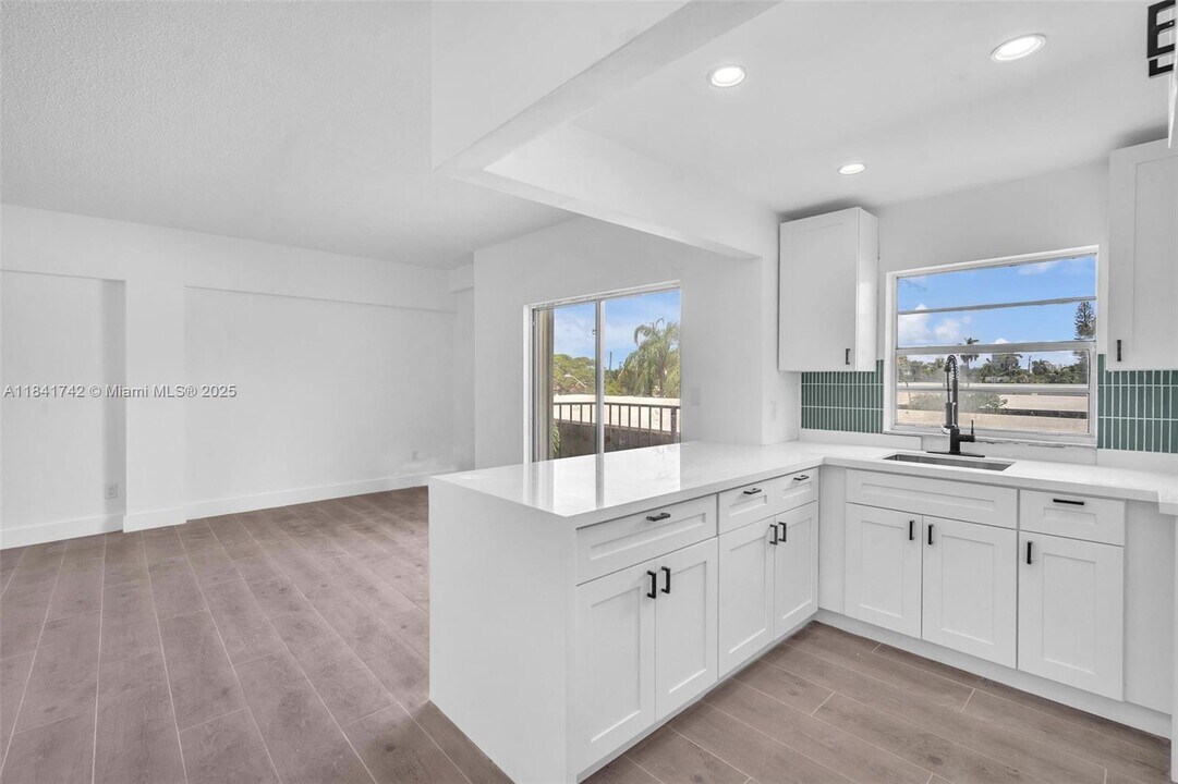 1960 Marseille Dr in Miami Beach, FL - Building Photo