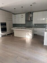 8231 NW 48th St in Doral, FL - Building Photo - Building Photo