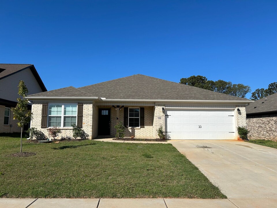 132 Ocean Springs Ave in Toney, AL - Foto de edificio