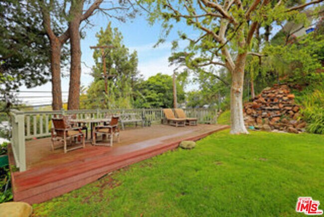 8049 Briar Summit Dr in Los Angeles, CA - Building Photo - Building Photo