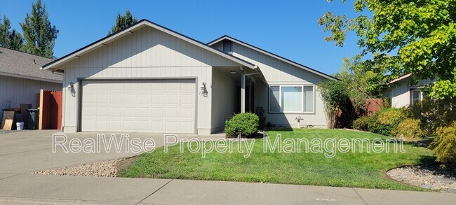 2210 SW Bridge St in Grants Pass, OR - Building Photo - Building Photo