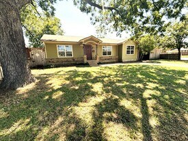 11408 Wyatt St in Dallas, TX - Building Photo