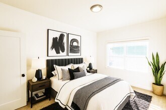 Park Regent Apartments in Alameda, CA - Foto de edificio - Building Photo