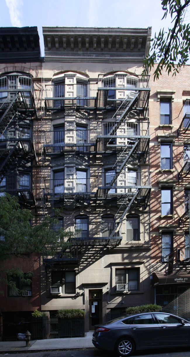 221 W 16th St in New York, NY - Foto de edificio - Building Photo