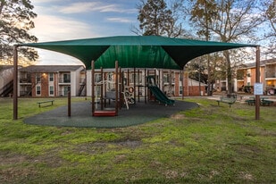 800 Bellshire Apartments in Conroe, TX - Building Photo