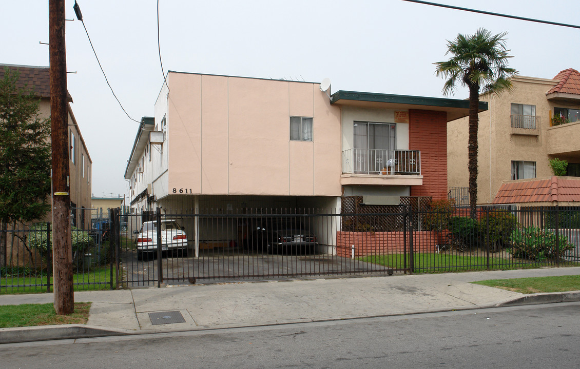 8611 Cedros Ave in Panorama City, CA - Building Photo