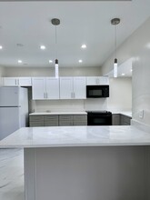 2110 NW 109th Ave in Sunrise, FL - Foto de edificio - Building Photo