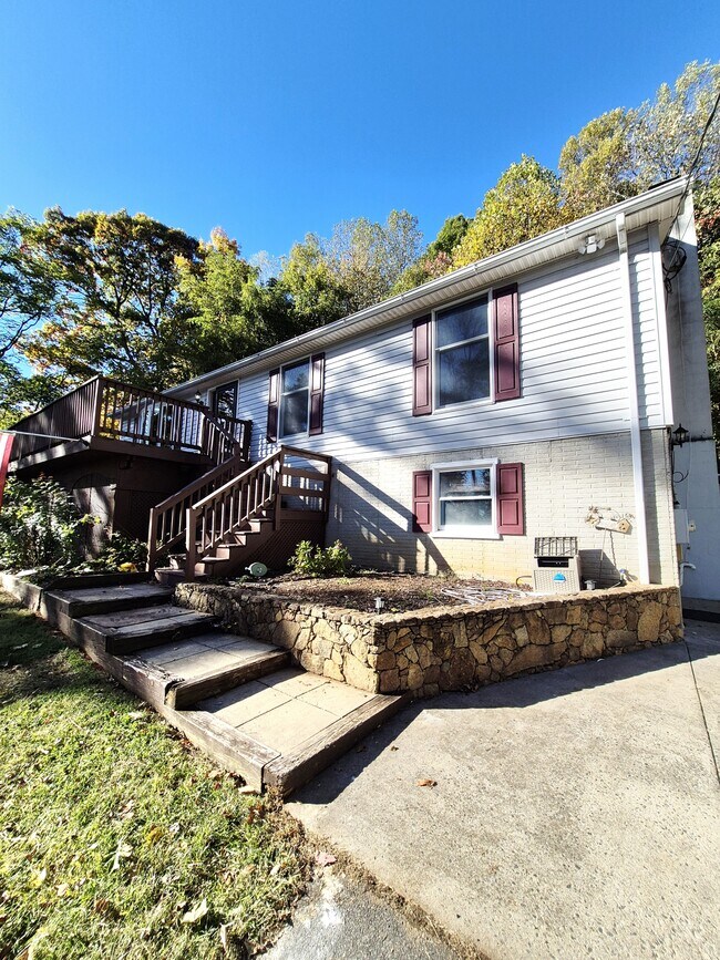 976 Snow Mountain Rd in Stanardsville, VA - Building Photo - Building Photo