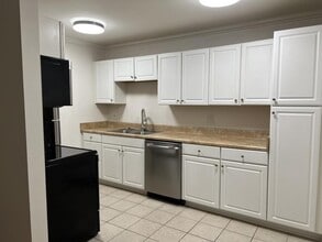 2601 Hillsboro Pike, Unit J2 in Nashville, TN - Foto de edificio - Building Photo