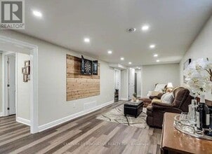 586 Chamberlain Rd in Burlington, ON - Building Photo - Building Photo