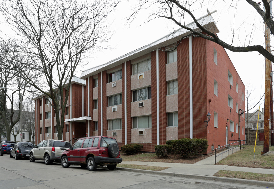 Avenues West/Merrill Plaza in Milwaukee, WI - Building Photo