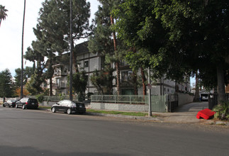 1559 Winona Blvd in Los Angeles, CA - Foto de edificio - Building Photo