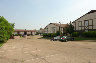 Holly Hill Apartments in Jackson, MS - Building Photo - Building Photo