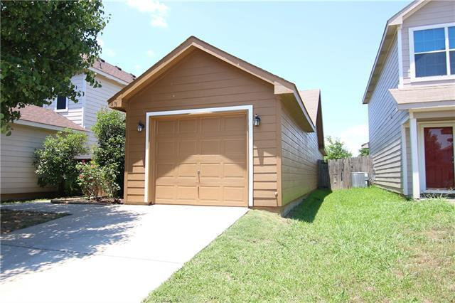 1413 Pine Ln in Fort Worth, TX - Building Photo