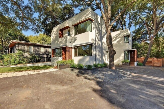 property at 1114 Mariposa Dr