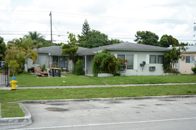 2071-2077 NE 172nd St in Miami, FL - Foto de edificio - Building Photo