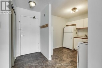 15 Jacksway Crescent in London, ON - Building Photo - Building Photo