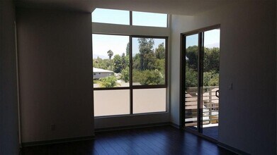 1008 N Monterey St, Unit 101 in Alhambra, CA - Building Photo - Building Photo